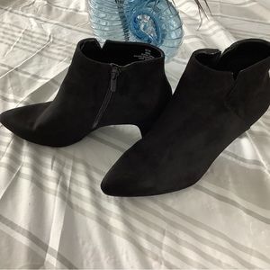 NWOT.   IMPO EDIE Suede Ankle Boot with Heel.  8.5 M.  Black.  2/50